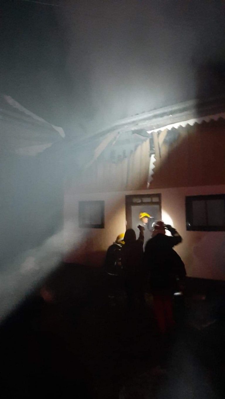 O gospodărie din Cajvana a fost incendiată intenționat