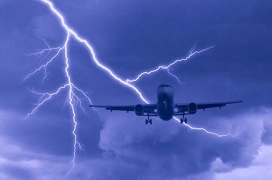 Avionul care trebuia să vină la Suceava de la Roma a fost lovit de un fulger (INTERNAȚIONAL)