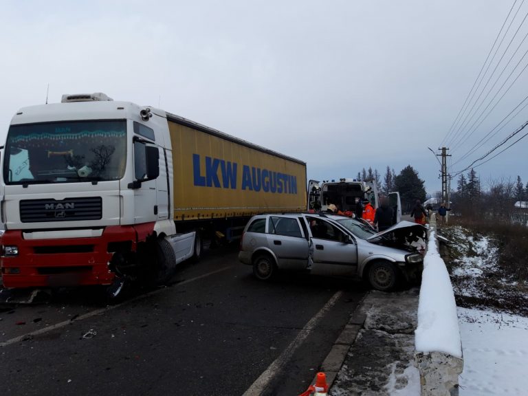 VIDEO FOTO Accident cu trei răniți produs pe podul de la intrarea în Boroaia