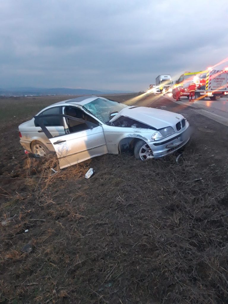 FOTO O șoferiță s-a răsturnat cu BMW-ul, la Dărmănești