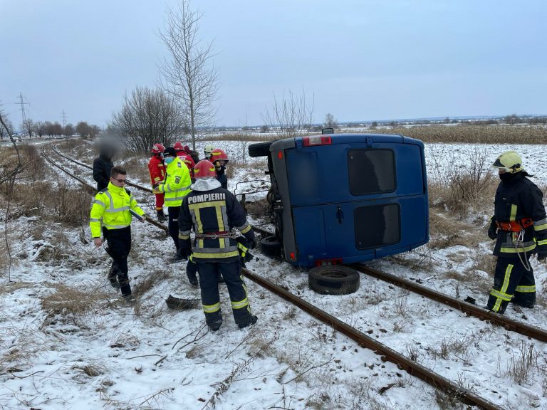 FOTO Un microbuz s-a răsturnat pe calea ferată între Gălănești și Horodnic
