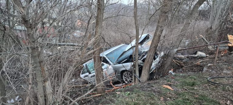 VIDEO FOTO Un tânăr a ajuns mai mult mort decât viu la spital după ce a zburat din mașina cu care s-a prăvălit în râpa de la Grupul Școlar