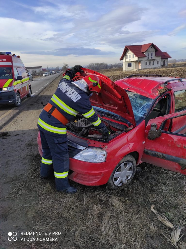 FOTO Două femei s-au rănit după ce o mașină s-a răsturnat pe un câmp de la ieșirea din Milișăuți spre Suceava