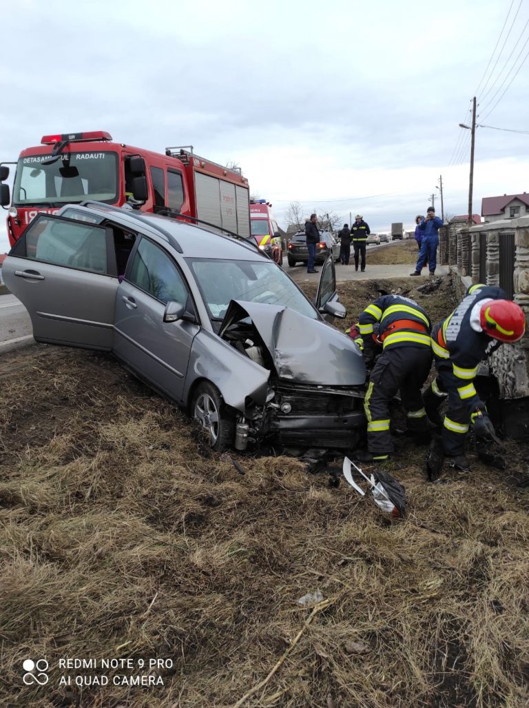 FOTO Accident cu doi răniți produs la Milișăuți de un șofer care a pierdut controlul asupra mașinii