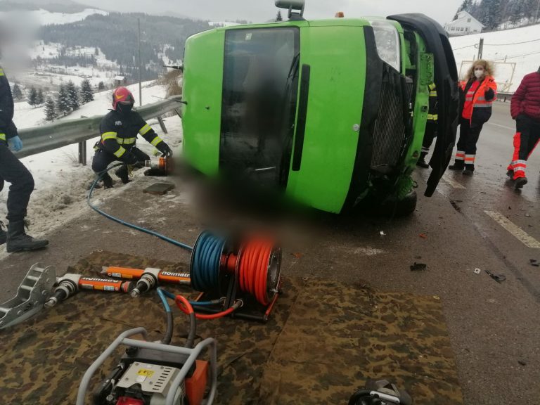 FOTO Carosabilul plin cu semințe de floarea soarelui, principala cauză a accidentului mortal din Pasul Mestecăniș. Șoferul care a prăpădit semințele este căutat de polițiști