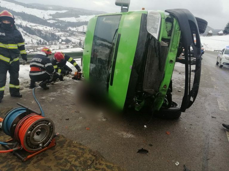 FOTO Accident cu doi morți produs în Pasul Mestecăniș după ce un microbuz care tracta o autoplatformă s-a răsturnat