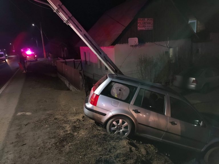 FOTO O mașină a intrat într-un stâlp de electricitate, la Prisaca Dornei. Trei persoane au fost implicate