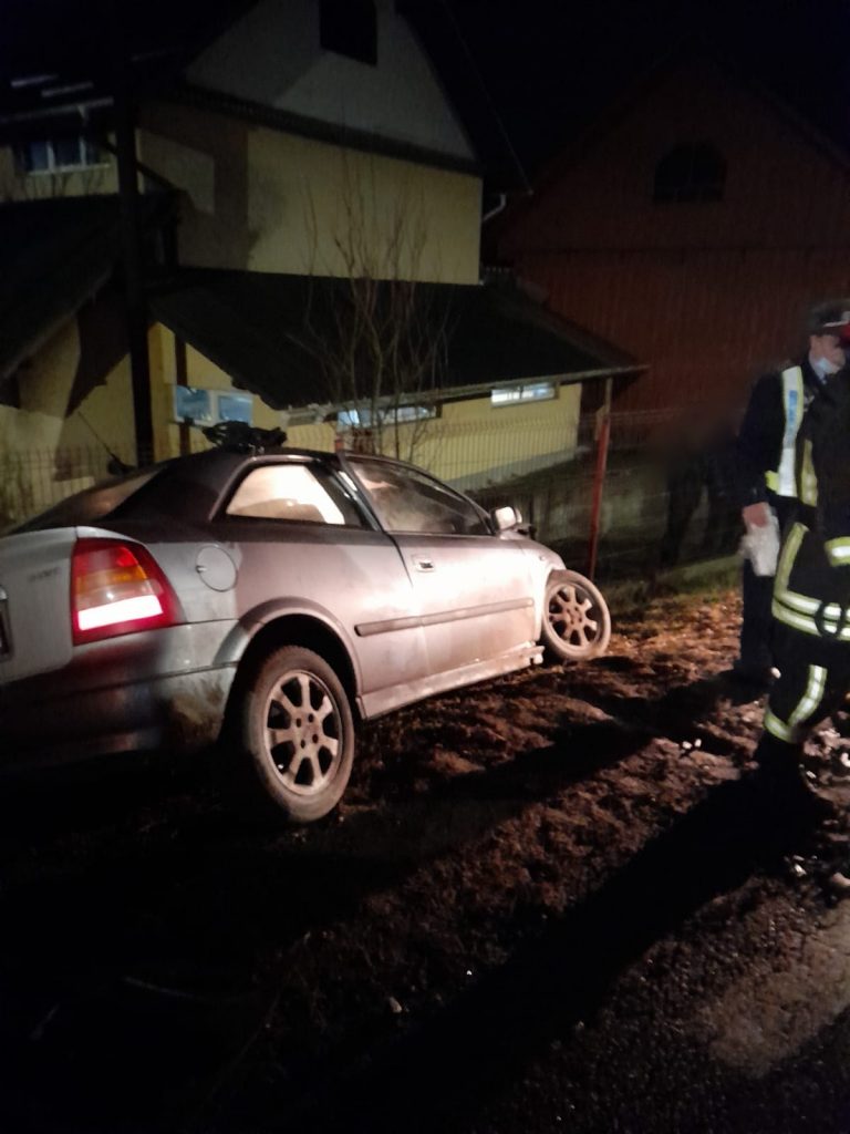 FOTO Un șofer a rămas blocat în mașină după un accident produs între un camion și un autoturism, la Solca