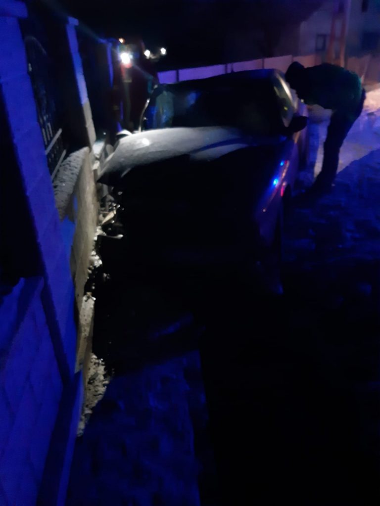 Tânărul care a intrat cu mașina în gard, la Stroiești, avea o alcoolemie de 0,58 mg/l alcool pur în aerul expirat