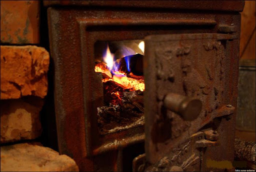 Un bărbat din Udești a fost găsit carbonizat după ce a adormit pe canapea cu țigara aprinsă