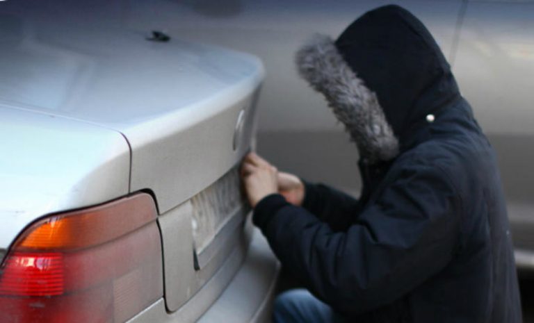 Patru flăcăi de 14 ani din Bosanci, care au furat plăcuțele de înmatriculare de la mai multe mașini din Suceava, au fost reținuți pentru 24 de ore