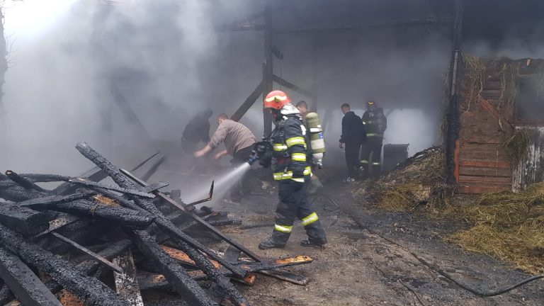VIDEO FOTO O gospodărie din Râșca a luat foc de la o afumătoare