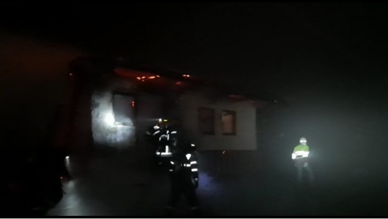 VIDEO O casă din Bălăceana a fost cuprinsă de flăcări