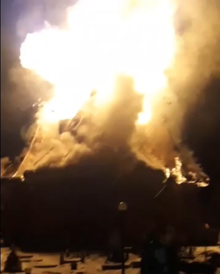 VIDEO Biserica din Brodina de Sus a luat foc. Zeci de pompieri intervin pentru a stinge flăcările