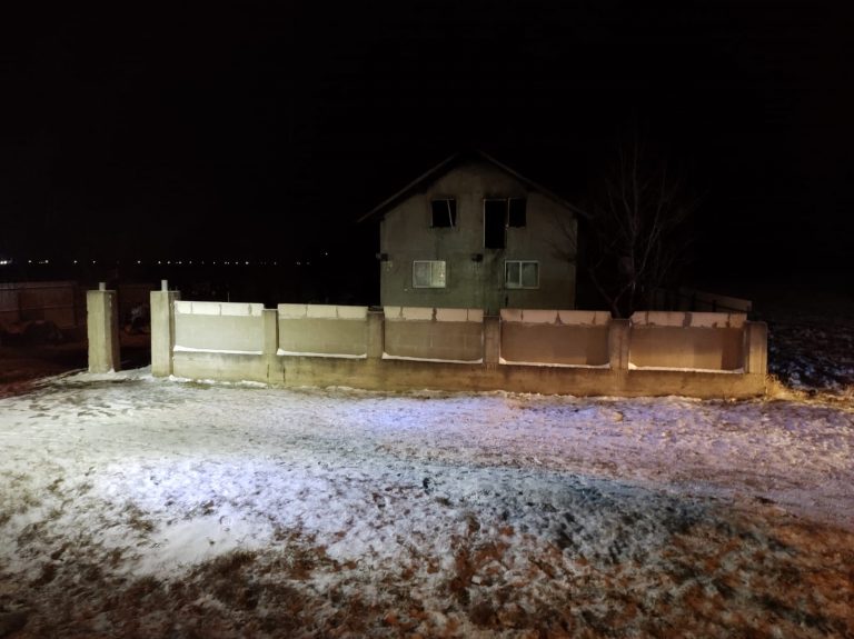 VIDEO FOTO Un bărbat din Cornu Luncii a ajuns la spital după ce i-a luat foc gospodăria