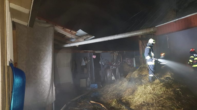 FOTO Incendiu pornit într-o gospodărie din Cornu Luncii de la un boiler lăsat sub tensiune