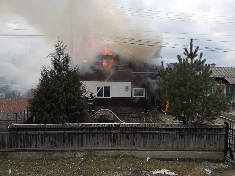 FOTO O femeie imobilizată la pat a fost salvată de rude după ce o casă din Frasin a fost cuprinsă de flăcări