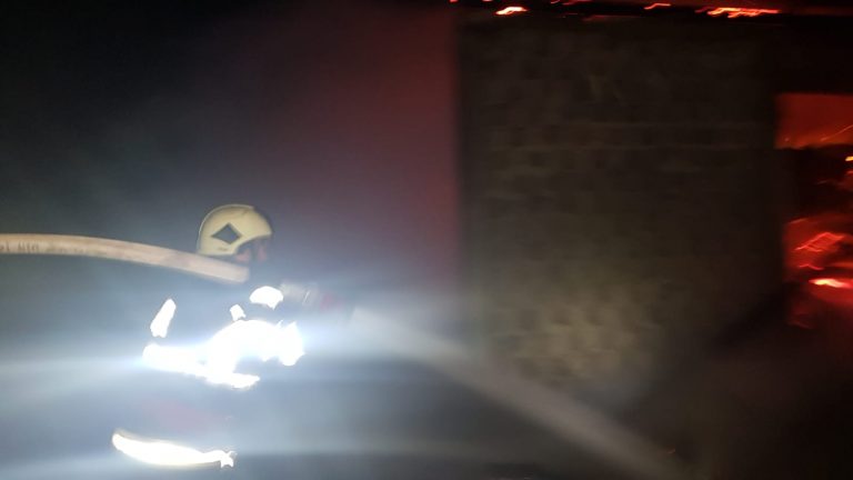 Un bărbat din Slatina a ajuns la spital cu arsuri pe față și pe mâini după ce i-a luat foc casa