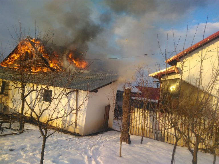 FOTO Incendiu de proporții la o bucătărie de vară din Neagra Șarului