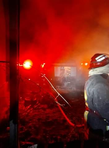 O casă și un camion au luat foc la Fălticeni din cauza unei țigări aruncată aprinsă aiurea