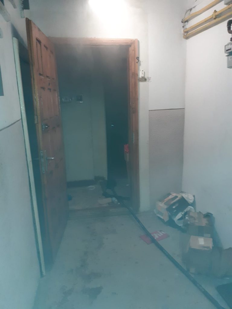 FOTO Bătrână salvată de pompierii suceveni dintr-un apartament cuprins de flăcări