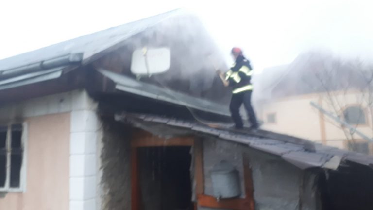 FOTO O casă din Udești a luat foc din cauza sobei