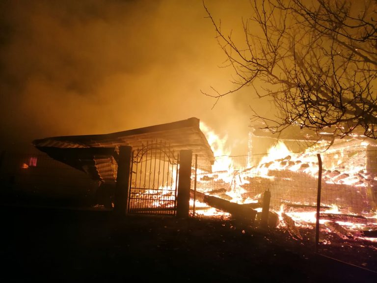 FOTO O gospodărie din Costileva de Sus a fost făcută scrum de un incendiu puternic