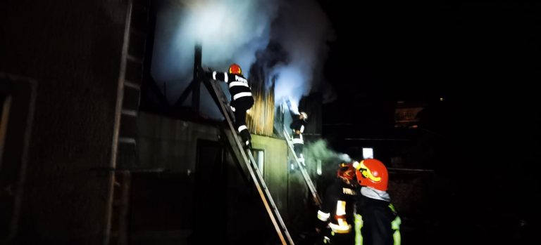 VIDEO FOTO Incendiu într-o gospodărie din Vatra Dornei pornit de la coșul de fum