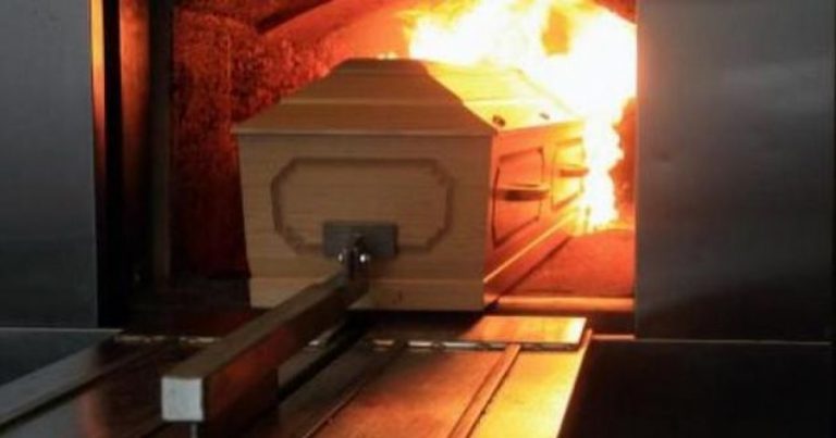 O bătrână care nu decedase a fost la un pas de a fi incinerată (INTERNAȚIONAL)