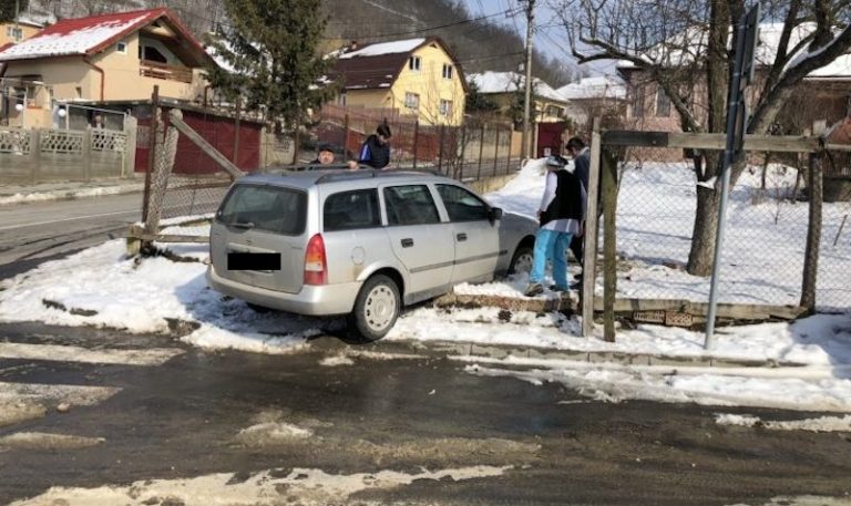 Un șofer beat s-a proptit cu mașina în poarta unei case din Putna
