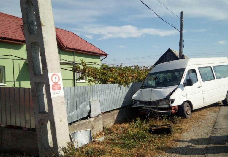 Accident cu doi răniți produs la Milișăuți de un șofer care a intrat cu mașina în gardul unei case