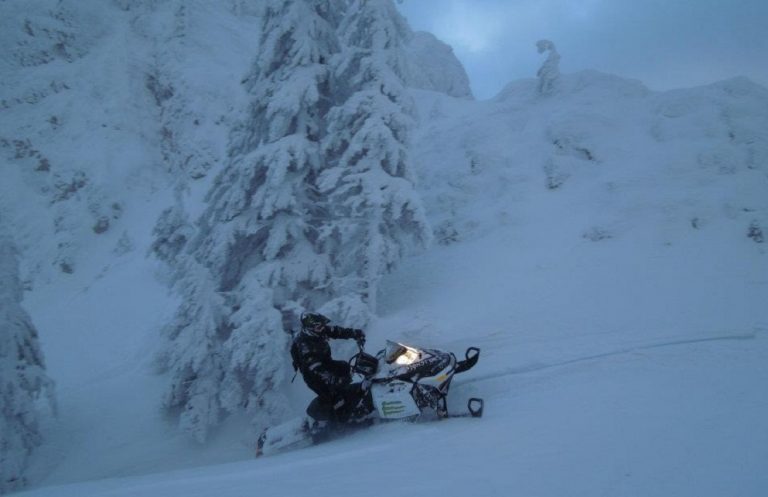 O ieșeancă și-a rupt piciorul pe pârtia din Vatra Dornei după ce s-a răsturnat cu snowmobilul