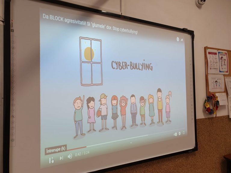 FOTO Elevii de la Școala Gimnazială „Miron Costin” din Suceava au aflat de la polițiști ce riscuri implică cyberbullying-ul
