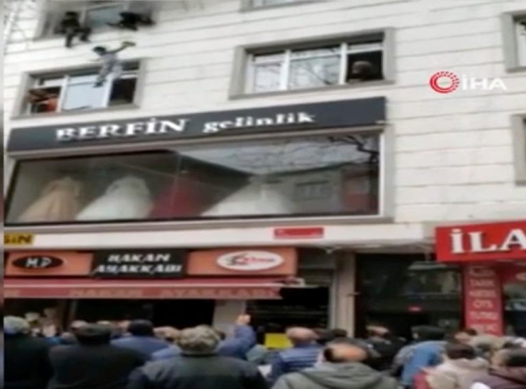 VIDEO O mamă şi-a aruncat copiii pe geam, ca să-i salveze din apartamentul în flăcări. Vecinii i-au prins cu păturile (INTERNAȚIONAL)