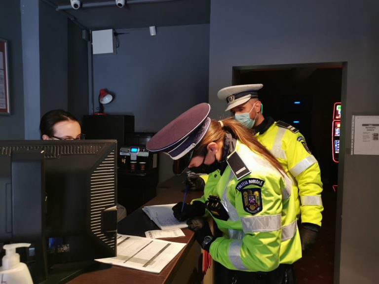 FOTO Clienții unui bar din Rădăuți au fost amendați pentru că nu au respectat normele privind limitarea răspândirii coronavirusului