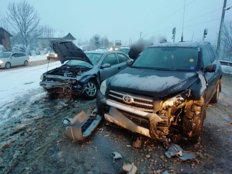 VIDEO FOTO Accident cu doi răniți produs la Bucșoaia