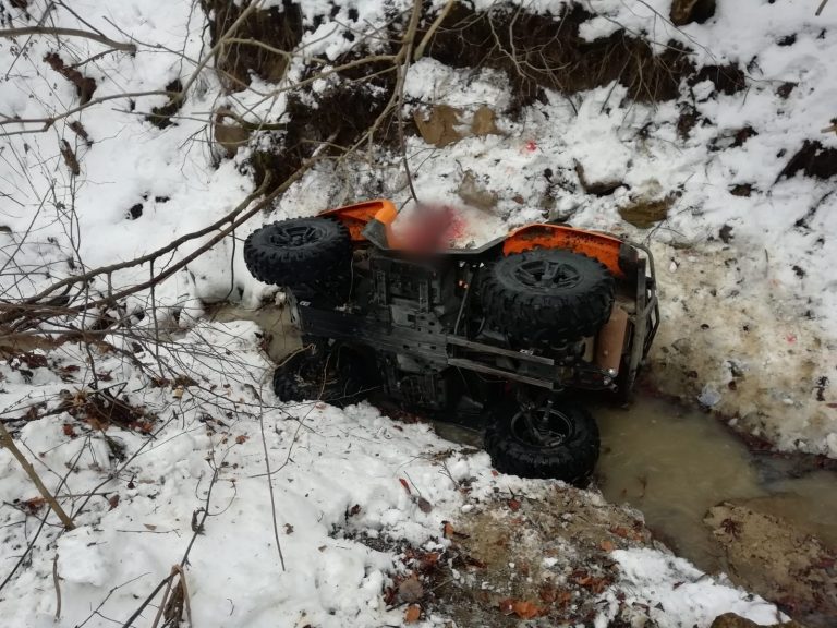 FOTO O tânără a ajuns în stare critică la spital după ce s-a răsturnat cu ATV într-o râpă adâncă de 5 metri, la Gura Humorului