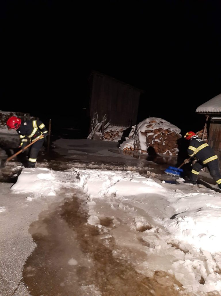 FOTO 4 curți și 5 anexe au fost inundate la Cârlibaba după ce râul Bistrița a dat pe afară din cauza unor aglomerări de ghețuri