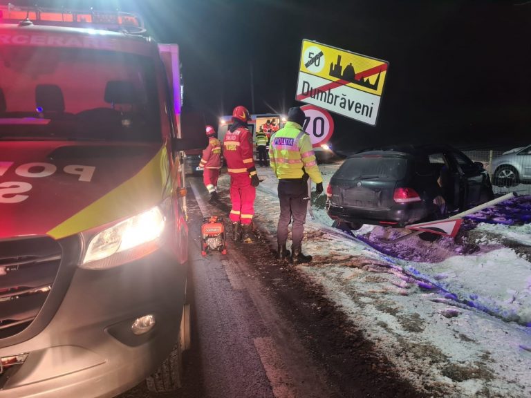 FOTO O persoană a rămas blocată în mașină după ce a pierdut controlul asupra volanului și a ieșit de pe drum, la Dumbrăveni