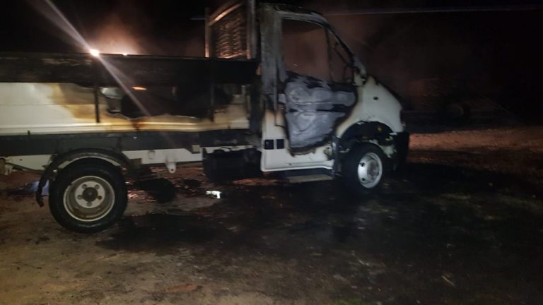VIDEO FOTO Incendiu la un gater din Cornu Luncii pornit de la o camionetă
