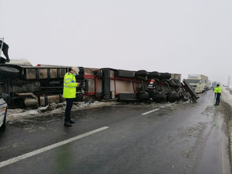 FOTO Un TIR încărcat cu ciocolată s-a răsturnat la Grănicești