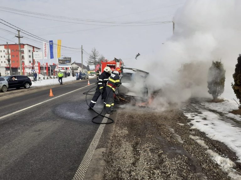O mașină a luat foc pe centura Rădăuțiului