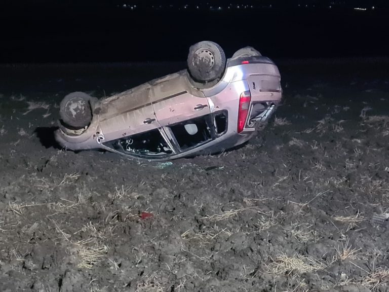 VIDEO FOTO Două persoane au fost rănite după ce o mașină s-a răsturnat pe un câmp din Cumpărătura