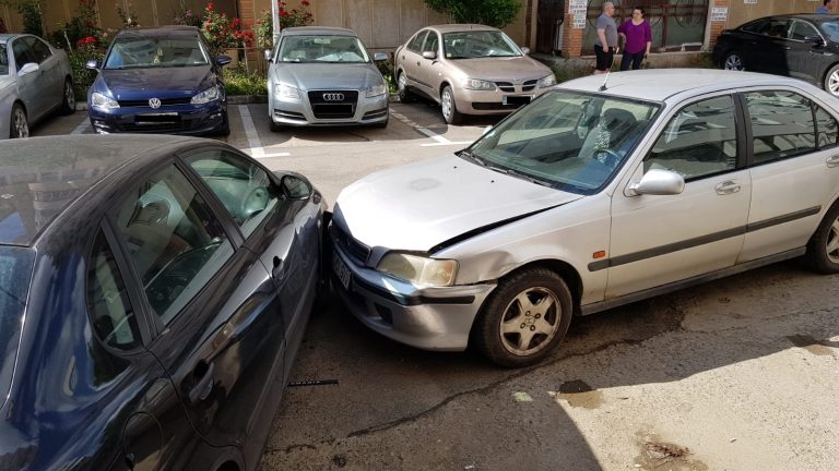 Un șofer băut s-a proptit cu mașina în trei autoturisme parcate în fața supermarketului Profi din Rădăuți