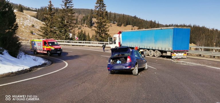 FOTO Accident cu trei răniți produs în Pasul Mestecăniș după ce un TIR și o mașină au intrat în coliziune