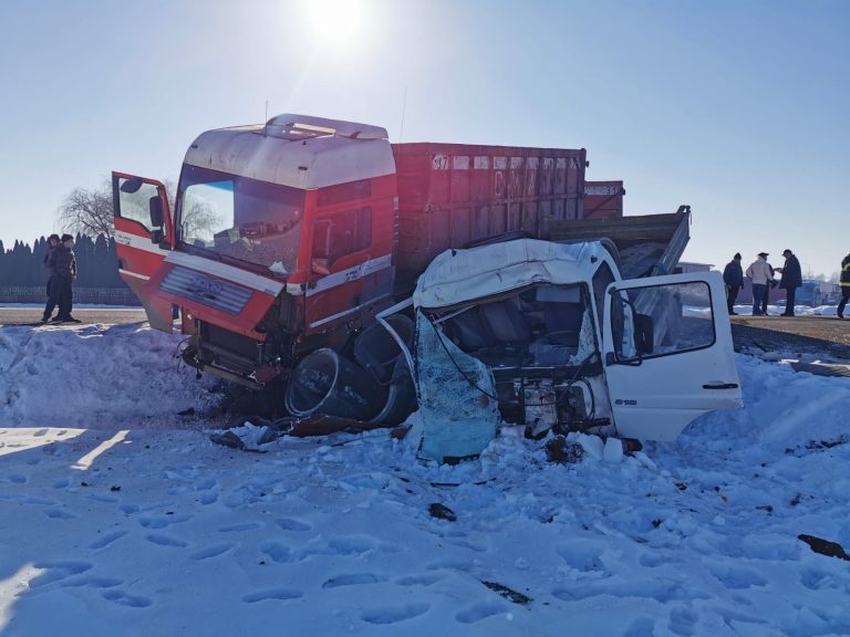 FOTO Accident între două camioane produs pe șoseaua de centură a Rădăuțiului. Ambii șoferi au fost răniți