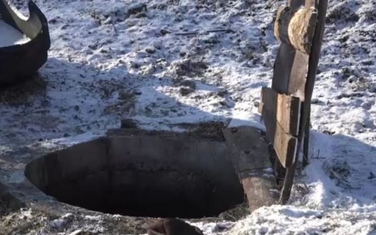 Un bărbat a ajuns la spital după ce a căzut într-o fântână din Volovăț în timp ce încerca să schimbe o pompă submersibilă