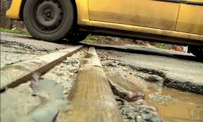 Accident cu doi răniți produs la Moara din cauza unei gropi făcute în carosabil