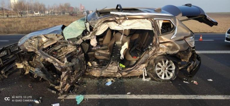 FOTO 10 persoane au fost rănite după ce un camion de la CNAIR a spulberat un BMW, după care s-a răsturnat. Cel puțin un bărbat a murit (NAȚIONAL)