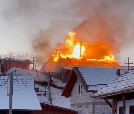 VIDEO Flăcările au cuprins o casă din Câmpulung Moldovenesc